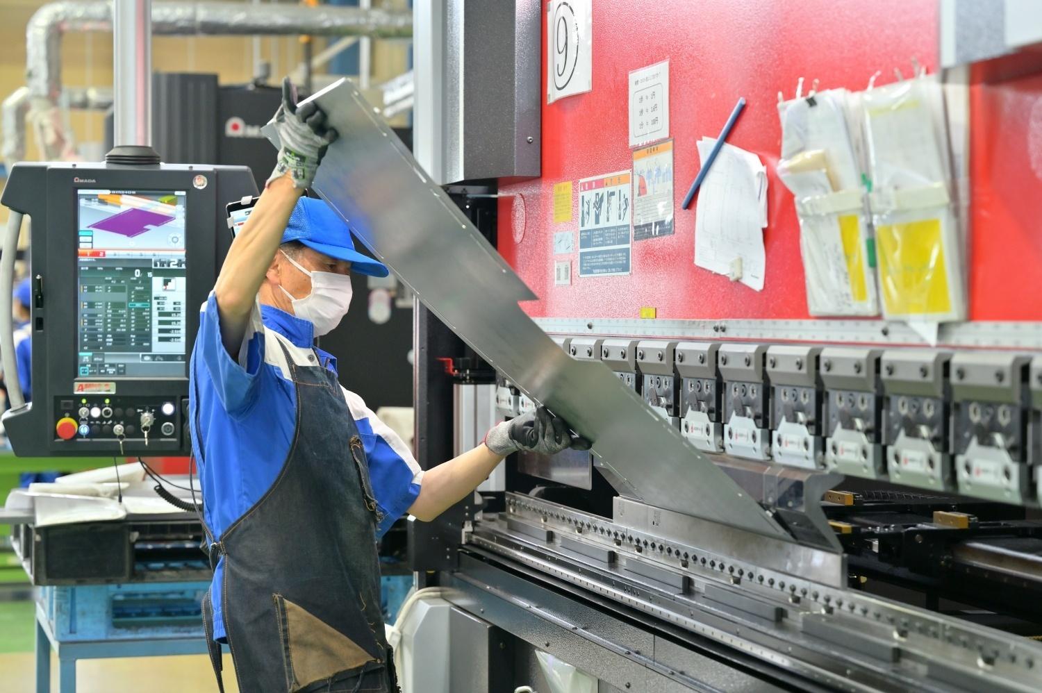 How Contract Metal Fabrication Can Help You Complete More Projects Without Expanding Your Shop