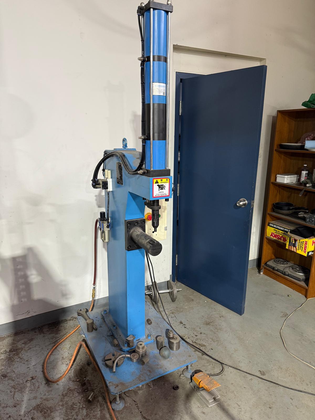 Automatic Feeding Rivet Machine